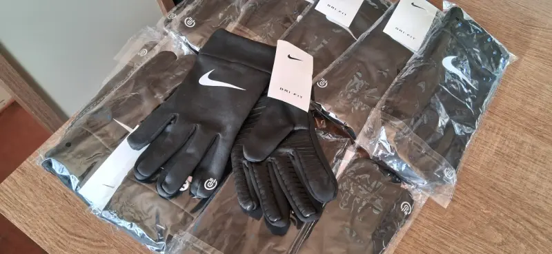 Guantes deportivos Nike Dri-FIT negros - 1