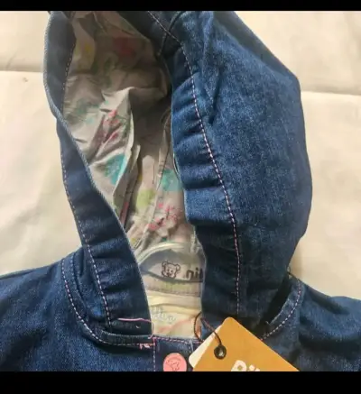 Chaqueta de mezclilla para niña con capucha - miniatura 3