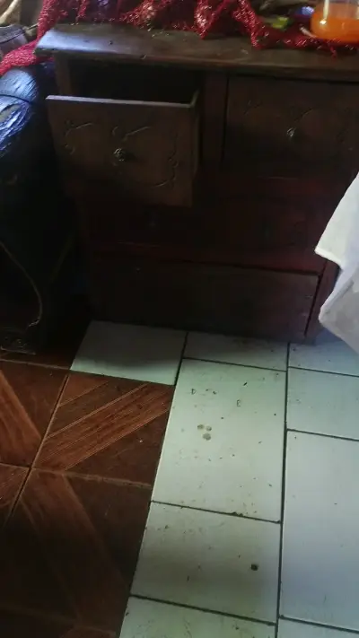 Cómoda de madera antigua con cajones - miniatura 3