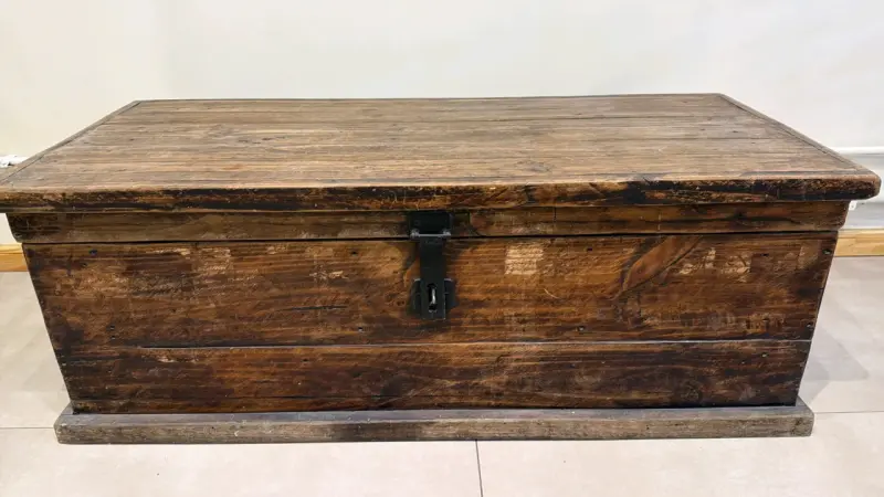 Baúl de madera rústico con cerradura - 1