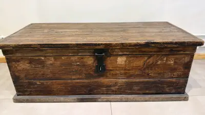 Baúl de madera rústico con cerradura - miniatura 1