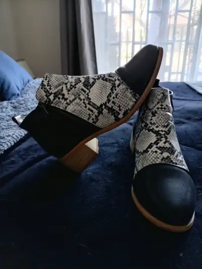 Botines  con diseño de serpiente - miniatura 1