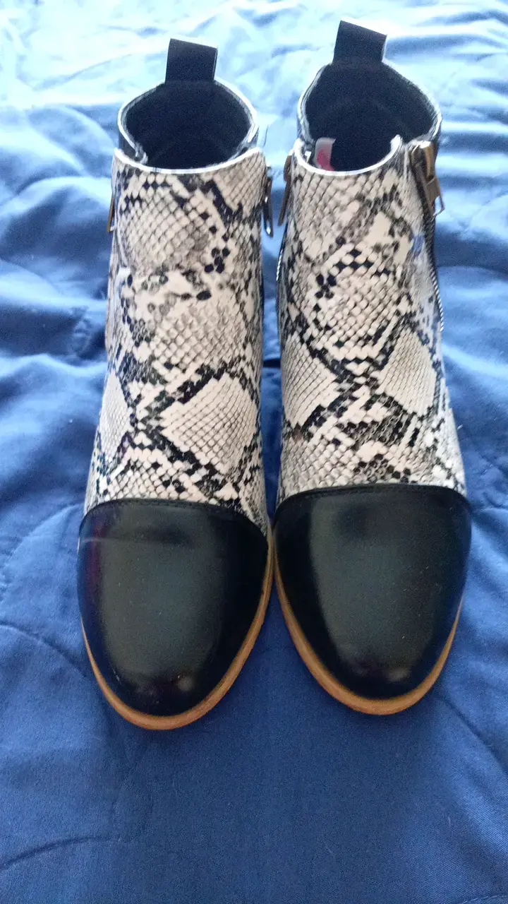 Botines  con diseño de serpiente - 3