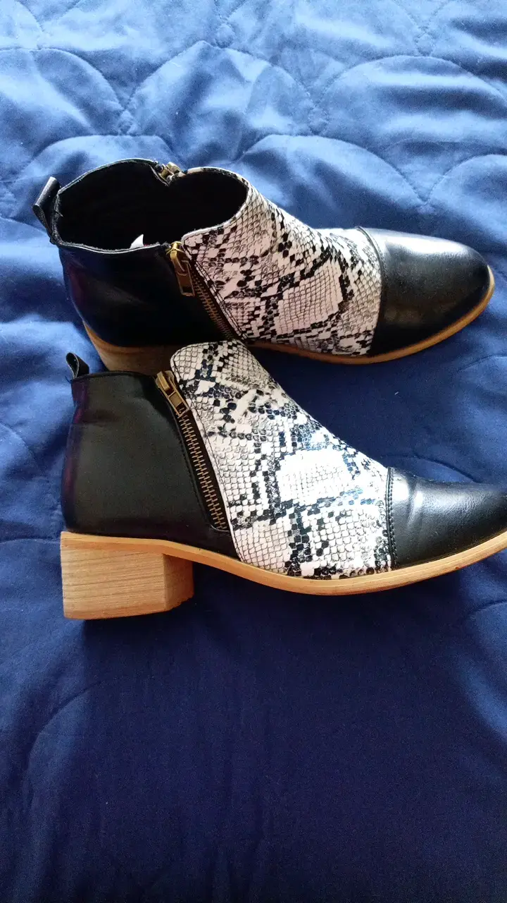 Botines  con diseño de serpiente - 4