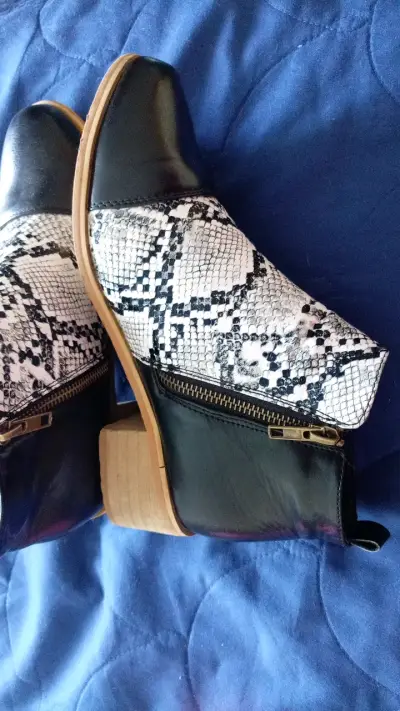 Botines  con diseño de serpiente - miniatura 5