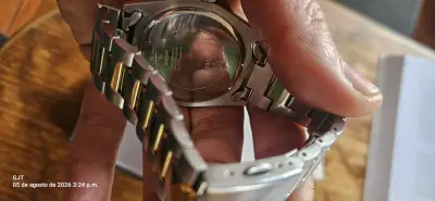 Reloj Guess Bicolor Acero Inoxidable - miniatura 5