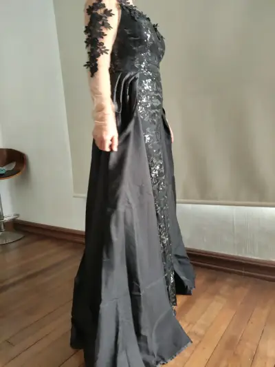 Vestido de noche largo negro con encaje - miniatura 2