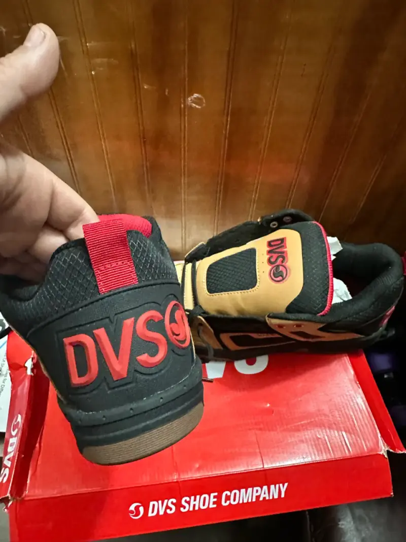 Zapatillas skate DVS marrón y negro - 5