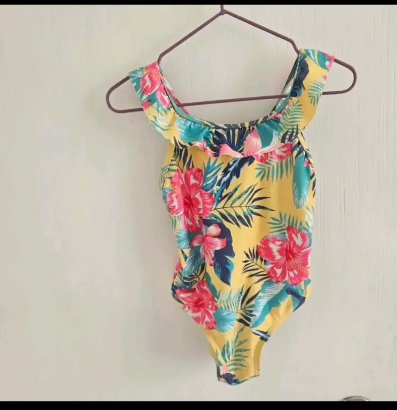 5 Trajes de baño infantil y sandalias - 2