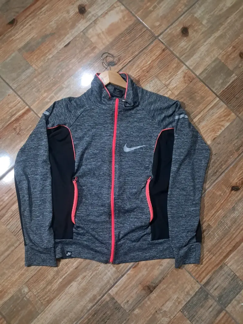 Chaqueta deportiva Nike gris con detalles rojos - 1