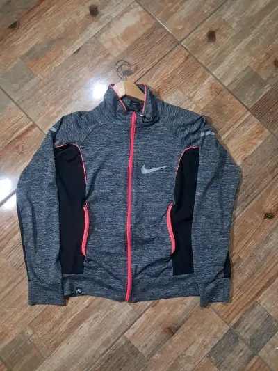 Chaqueta deportiva Nike gris con detalles rojos - miniatura 1