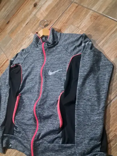 Chaqueta deportiva Nike gris con detalles rojos - miniatura 2