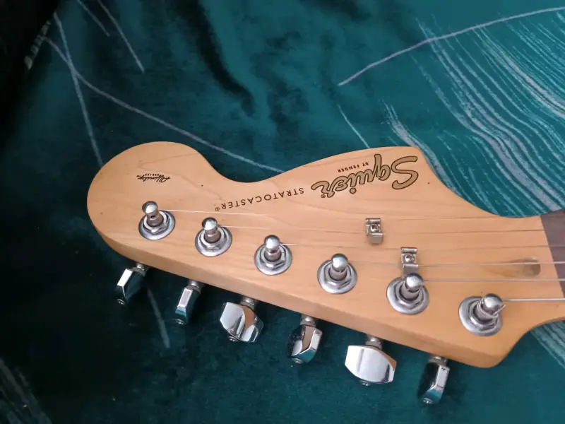 Guitarra Eléctrica Squier Stratocaster affinyNegra - 2