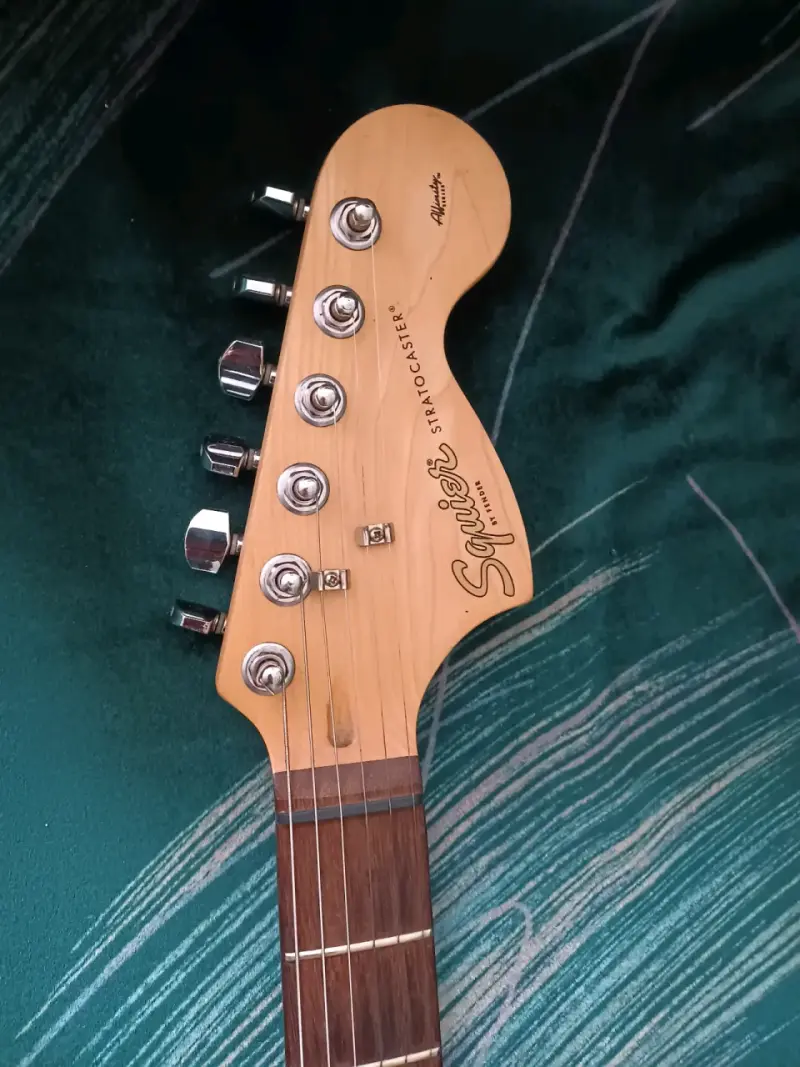 Guitarra Eléctrica Squier Stratocaster affinyNegra - 4