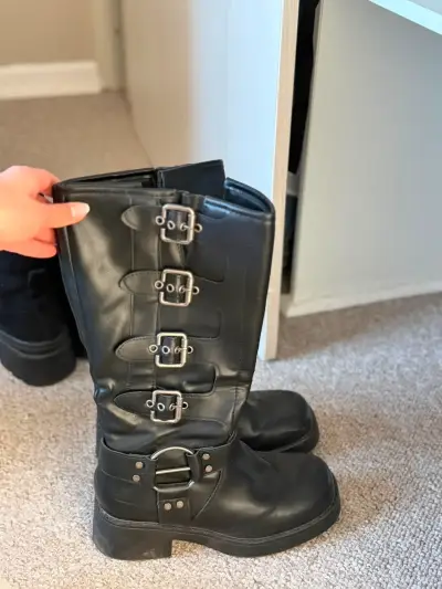 Botas negras de cuero con hebillas - miniatura 1