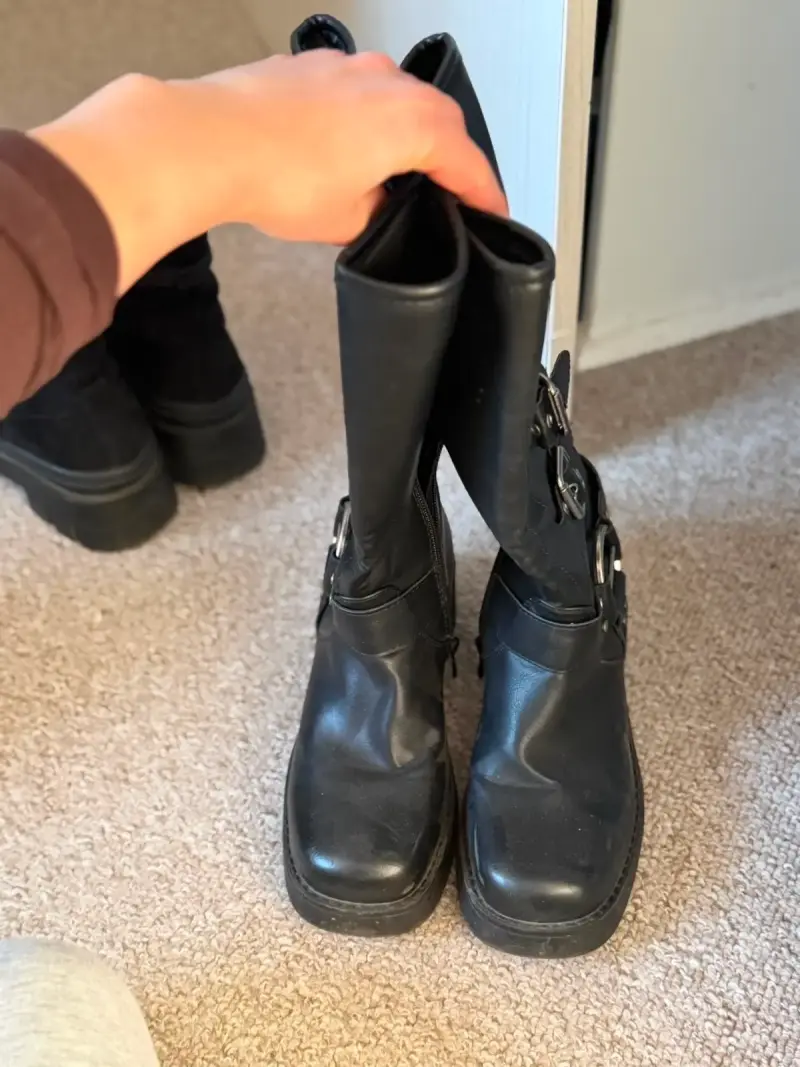 Botas negras de cuero con hebillas - 2