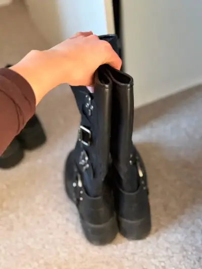 Botas negras de cuero con hebillas - miniatura 3