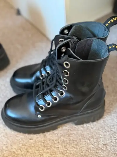 Botas negras de cuero con cordones estilo militar - miniatura 1