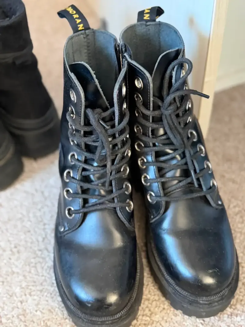 Botas negras de cuero con cordones estilo militar - 2