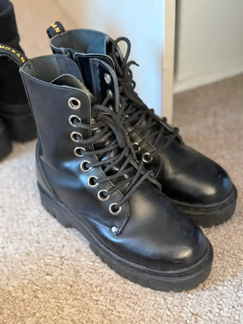 Botas negras de cuero con cordones estilo militar - 3