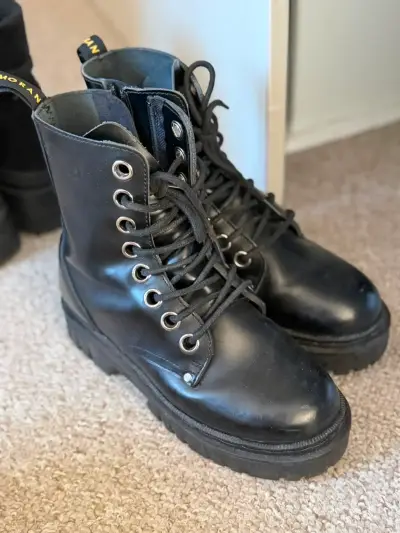 Botas negras de cuero con cordones estilo militar - miniatura 3
