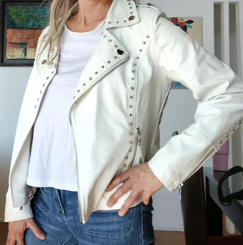 Chaqueta blanca con tachas para mujer - 2