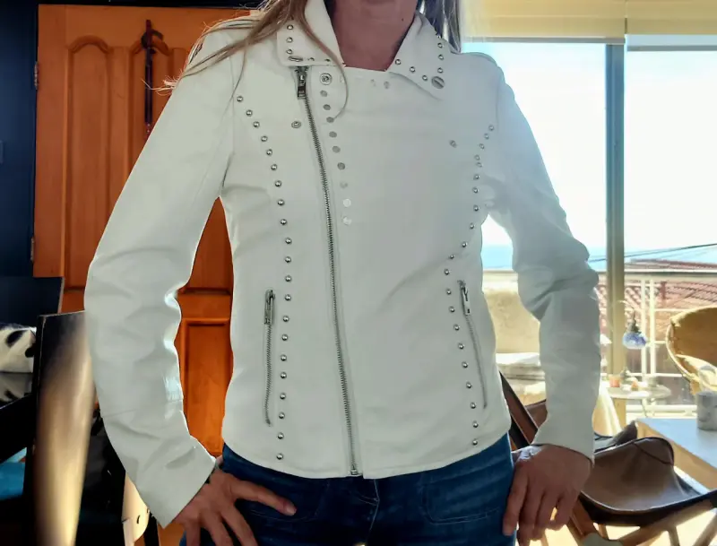 Chaqueta blanca con tachas para mujer - 3