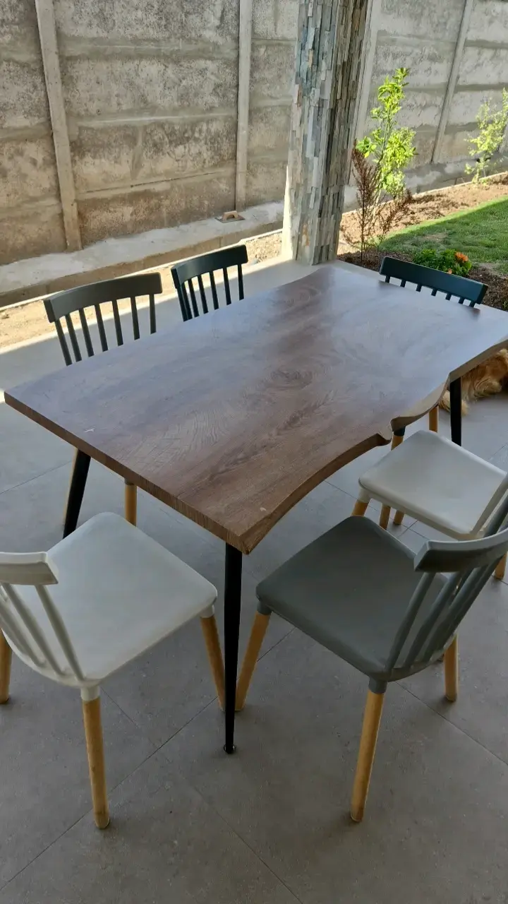 Mesa de Comedor de Madera con Sillas - 1