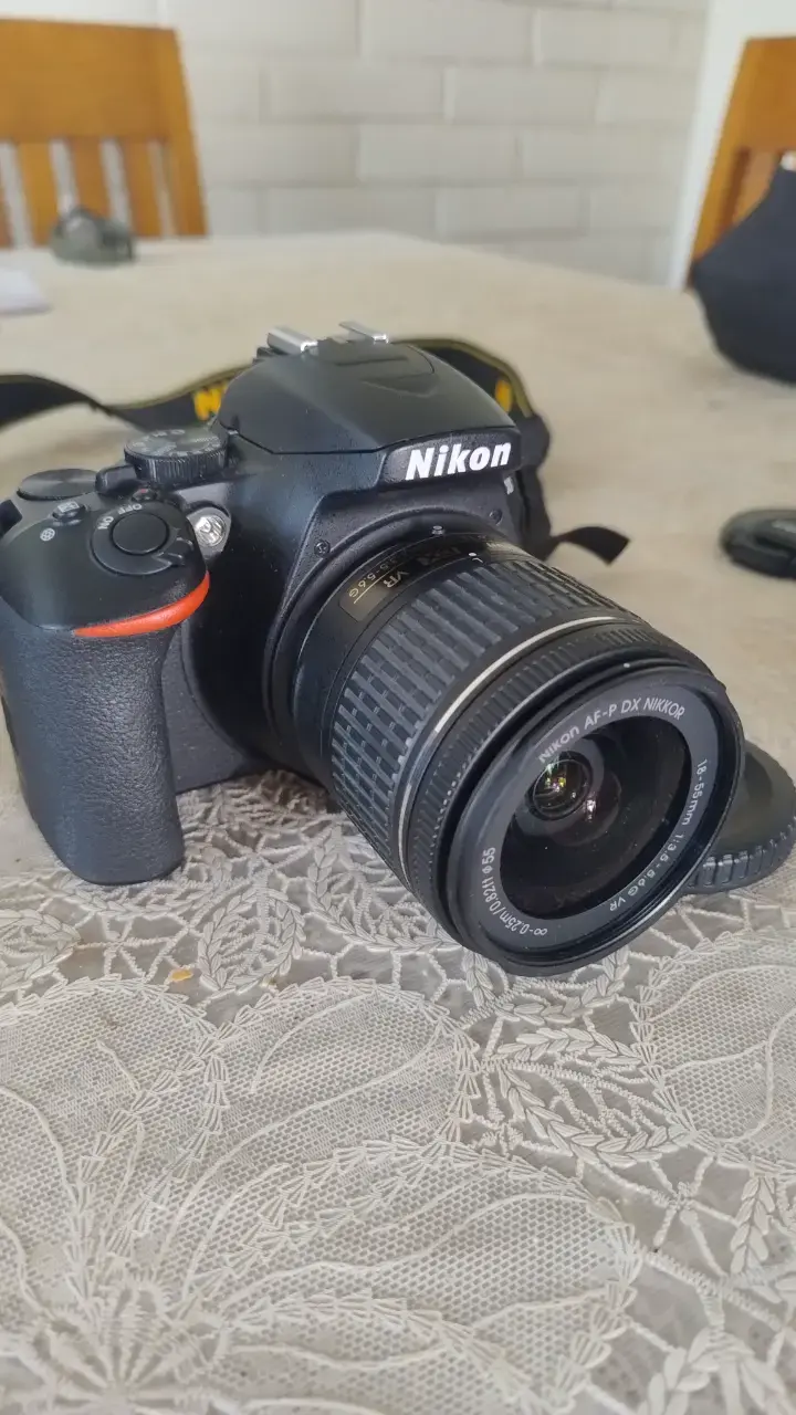 Cámara Nikon D3500 DSLR con lente y trípode - 1