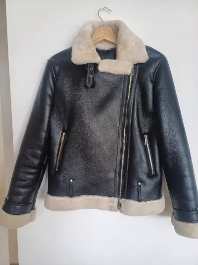 Chaqueta  negra con forro de piel - miniatura 3