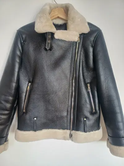 Chaqueta  negra con forro de piel - miniatura 4