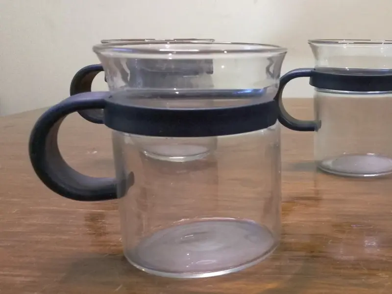 Juego de 5 tazas de vidrio con asa negra - 1