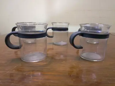 Juego de 5 tazas de vidrio con asa negra - miniatura 2
