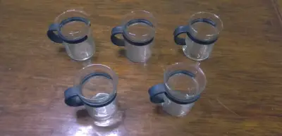 Juego de 5 tazas de vidrio con asa negra - miniatura 3
