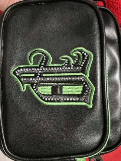 Riñonera negra con detalles verdes y logo PIMPS - miniatura 1