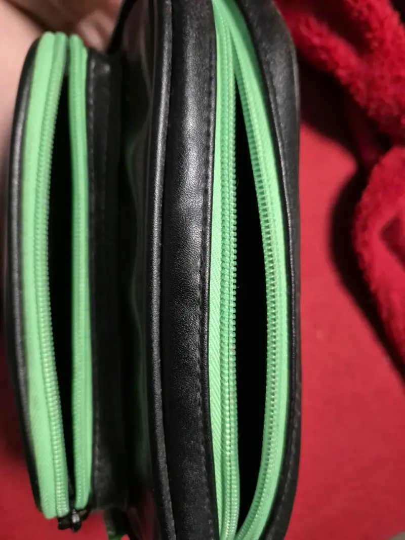 Riñonera negra con detalles verdes y logo PIMPS - 2