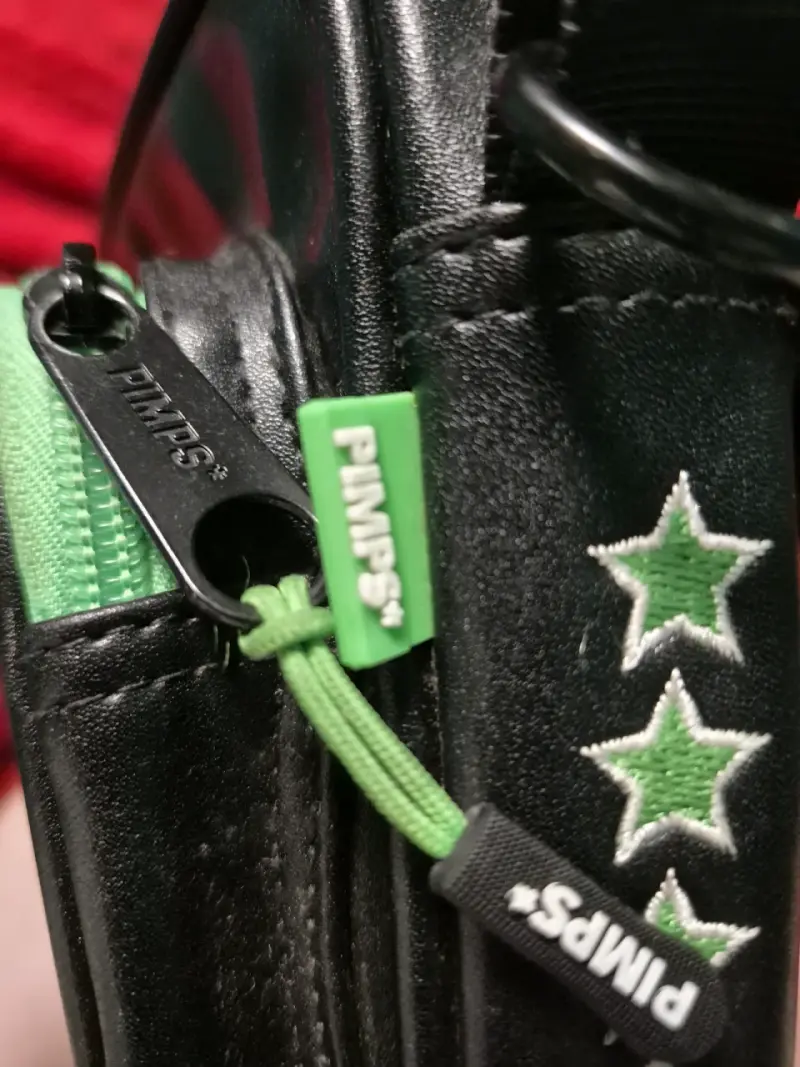 Riñonera negra con detalles verdes y logo PIMPS - 3