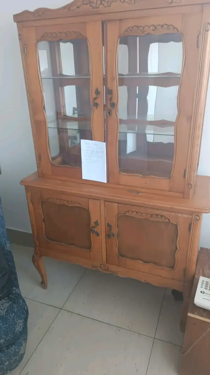 Vitrina de madera con puertas de vidrio