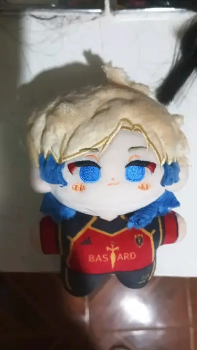 Peluche de personaje Bastard cn camiseta deportiva - miniatura 1