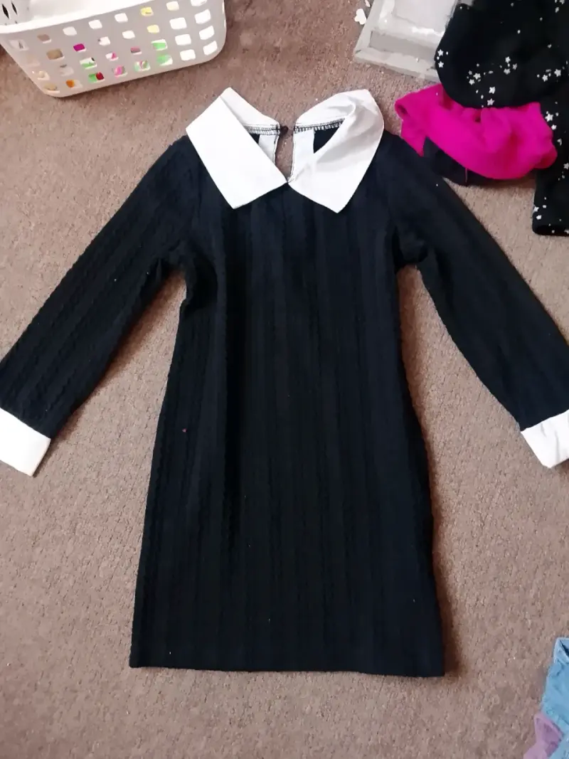Vestido negro con cuello blanco estilo clásico