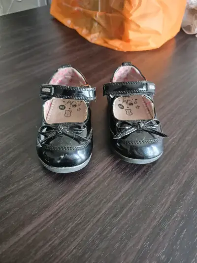 Zapatos de charol negros para niña talla 20 - miniatura 1