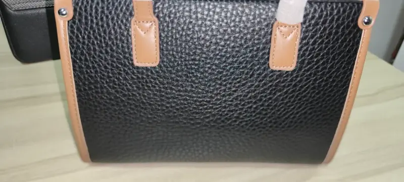 Bolso de mano negro con detalles marrones - 1