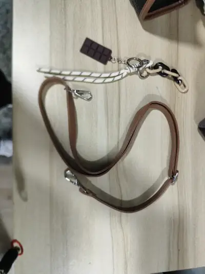 Bolso de mano negro con detalles marrones - miniatura 5