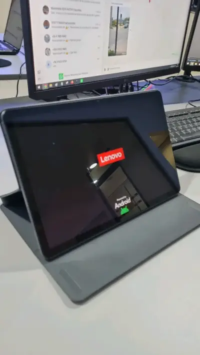 Tablet Lenovo Tab M10 con Android y accesorios - miniatura 1