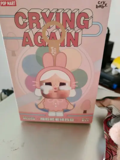 Muñeco de colección Pop Mart Cry Baby - miniatura 2
