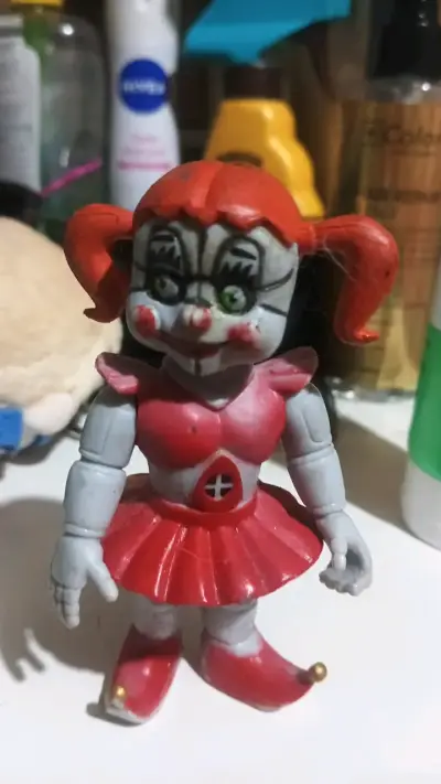 Figura de acción de payaso con vestido rojo - miniatura 1
