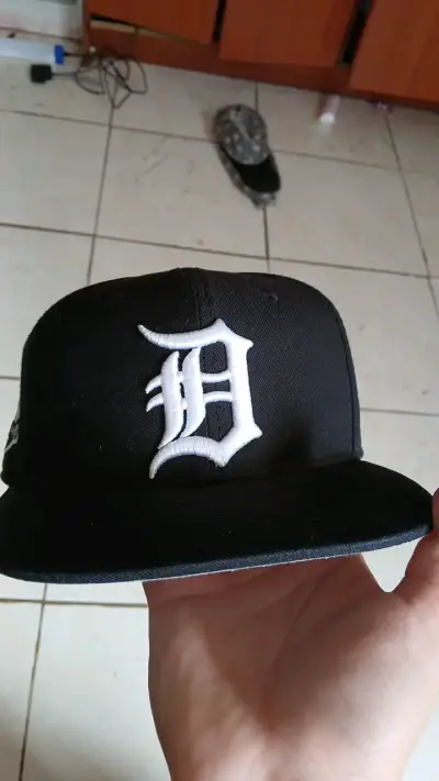 Gorra negra con logo bordado - miniatura 1