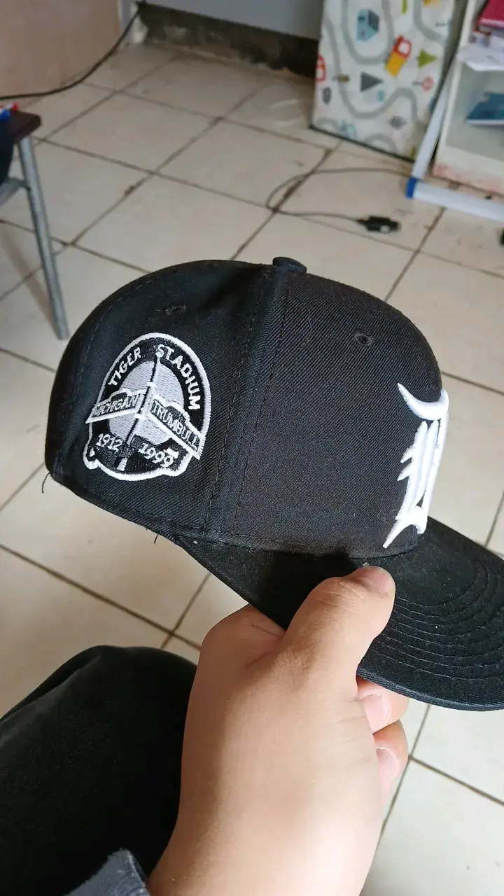 Gorra negra con logo bordado - 2