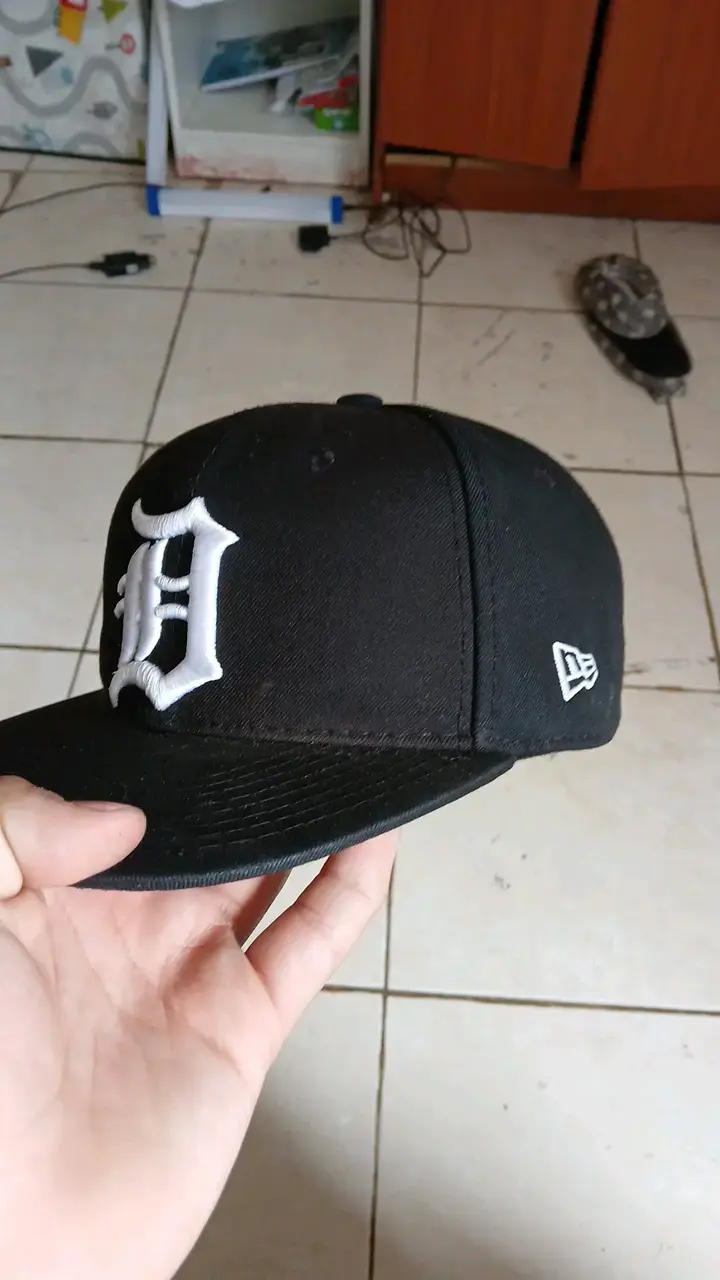 Gorra negra con logo bordado - 3