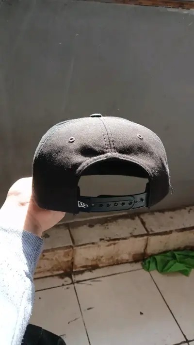 Gorra negra con logo bordado - miniatura 4